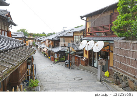 京都の二寧坂(二年坂) 128259585
