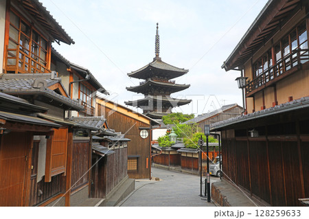 京都の街並みと八坂の塔 128259633