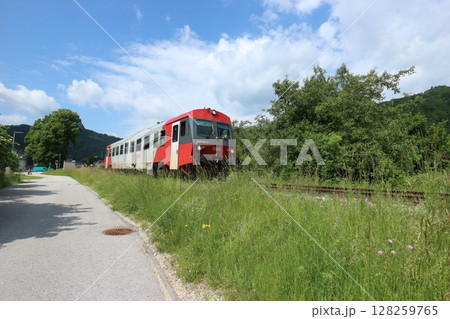 オーストリア 郊外を走る列車 オーストリア 郊外を走る列車 128259765