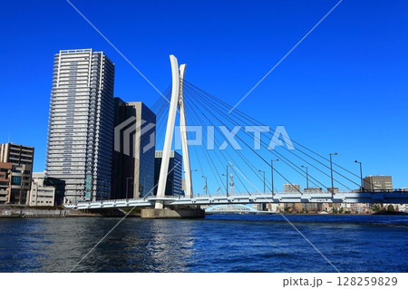 青空に映える美しい形のした中央大橋 青空に映える美しい形のした中央大橋 128259829