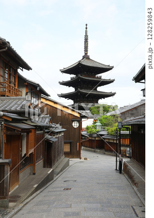 京都の街並みと八坂の塔 京都の街並みと八坂の塔 128259843
