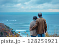 シニア夫婦が海辺の旅行を楽しむ 128259921
