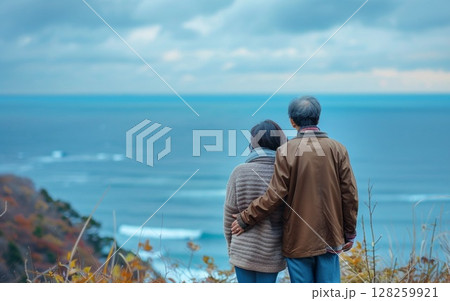シニア夫婦が海辺の旅行を楽しむ シニア夫婦が海辺の旅行を楽しむ 128259921