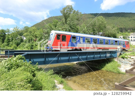 オーストリア国鉄　鉄橋と列車 128259942