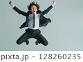 スーツを着た男性がジャンプをしている 128260235