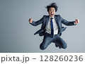 スーツを着たビジネスマンがジャンプをしている 128260236