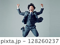 スーツを着たビジネスマンがジャンプをしている 128260237