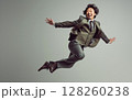 スーツを着たビジネスマンがジャンプをしている 128260238
