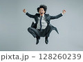 スーツを着たビジネスマンがジャンプをしている 128260239