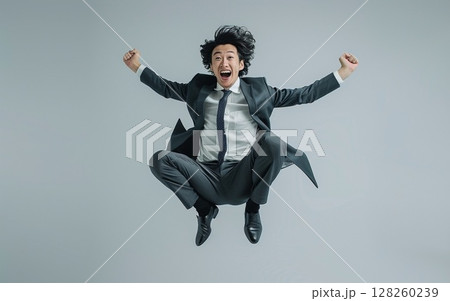 スーツを着たビジネスマンがジャンプをしている 128260239