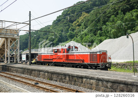 「小野上工臨」吾妻線小野上駅で入換作業をするDD51形機関車が牽引するホキ800形貨車の砕石工臨 128260316