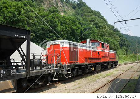 「小野上工臨」吾妻線小野上駅で入換作業をするDD51形機関車が牽引するホキ800形貨車の砕石工臨 128260317