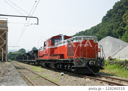 「小野上工臨」吾妻線小野上駅で入換作業をするDD51形機関車が牽引するホキ800形貨車の砕石工臨 128260318