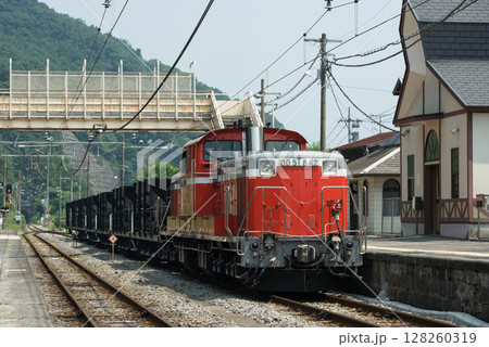 「小野上工臨」吾妻線小野上駅で入換作業をするDD51形機関車が牽引するホキ800形貨車の砕石工臨 128260319
