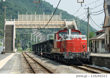 「小野上工臨」吾妻線小野上駅で入換作業をするDD51形機関車が牽引するホキ800形貨車の砕石工臨 「小野上工臨」吾妻線小野上駅で入換作業をするDD51形機関車が牽引するホキ800形貨車の砕石工臨 128260321