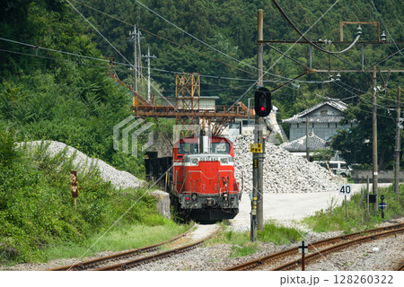 「小野上工臨」吾妻線小野上駅で入換作業をするDD51形機関車が牽引するホキ800形貨車の砕石工臨 「小野上工臨」吾妻線小野上駅で入換作業をするDD51形機関車が牽引するホキ800形貨車の砕石工臨 128260322