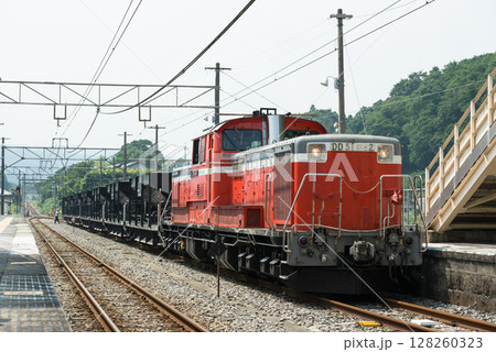 「小野上工臨」吾妻線小野上駅で入換作業をするDD51形機関車が牽引するホキ800形貨車の砕石工臨 「小野上工臨」吾妻線小野上駅で入換作業をするDD51形機関車が牽引するホキ800形貨車の砕石工臨 128260323
