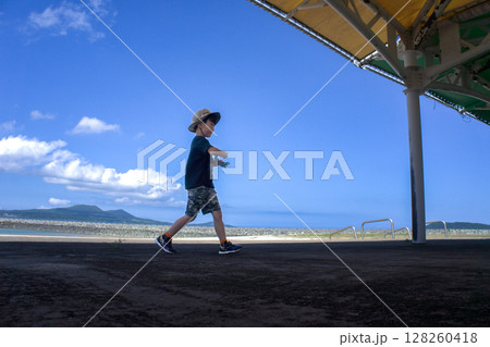 ＜素材＞夏の海水浴場で遊ぶ子供と青空 128260418