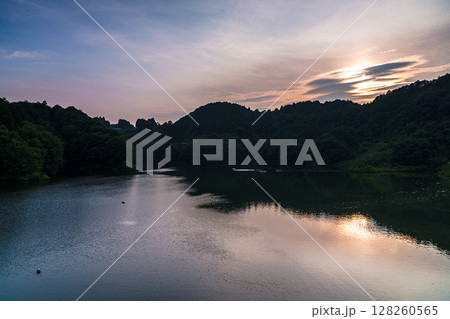 盛夏の奈良布目ダム 対岸の山並みに沈んで行く夕日➅ 盛夏の奈良布目ダム 対岸の山並みに沈んで行く夕日➅ 128260565