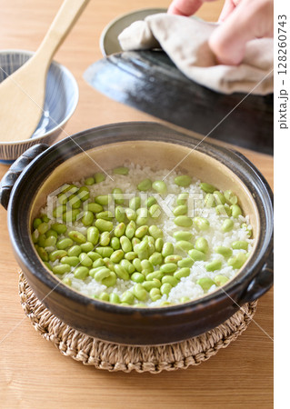 土鍋で炊いた枝豆ご飯 128260743