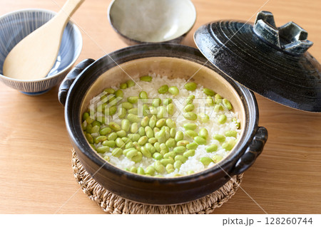 土鍋で炊いた枝豆ご飯 128260744