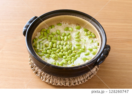 土鍋で炊いた枝豆ご飯 128260747