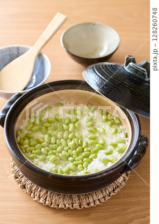 土鍋で炊いた枝豆ご飯 128260748
