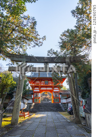秋の京都 新日吉神宮 鳥居と楼門 秋の京都 新日吉神宮 鳥居と楼門 128260765