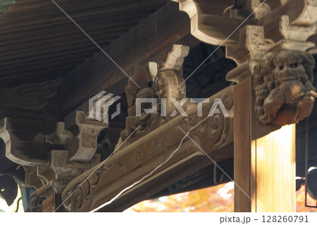 秋の京都　新日吉神宮　本殿前の欄間にいる御猿 128260791