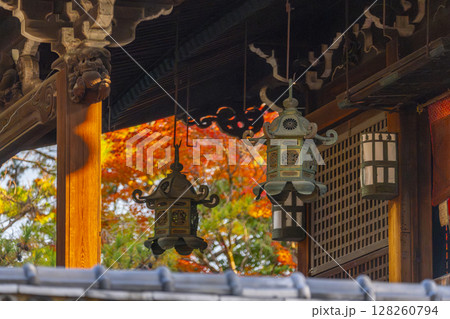 秋の京都　新日吉神宮　本殿 128260794