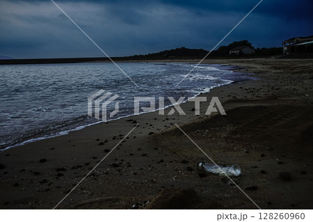 <五島の風景>夏の早朝の浜辺の風景 <五島の風景>夏の早朝の浜辺の風景 128260960