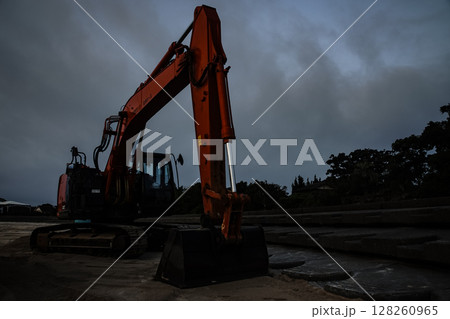 <素材>夜明けの砂浜整地用のショベルカー <素材>夜明けの砂浜整地用のショベルカー 128260965