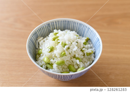 茶碗に盛った枝豆ご飯 128261283