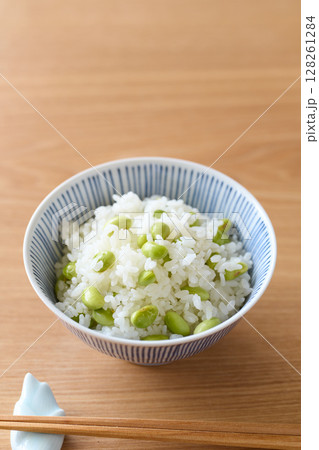 茶碗に盛った枝豆ご飯 128261284