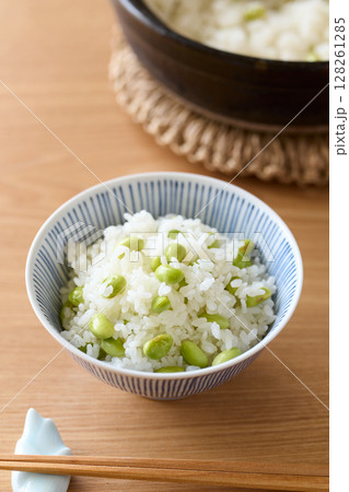 茶碗に盛った枝豆ご飯 128261285