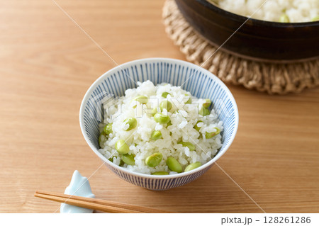 茶碗に盛った枝豆ご飯 128261286