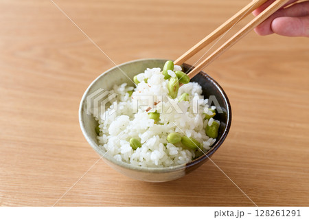 茶碗に盛った枝豆ご飯 128261291