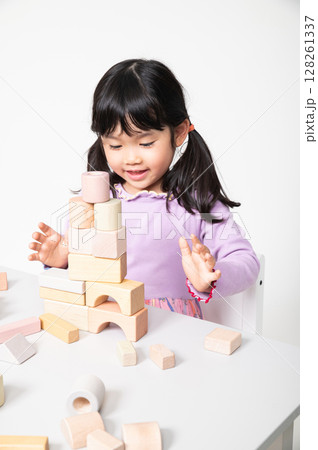 積み木で遊ぶ女の子 積み木で遊ぶ女の子 128261337