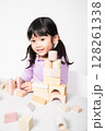 積み木で遊ぶ女の子 128261338