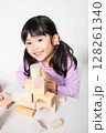 積み木で遊ぶ子ども 128261340