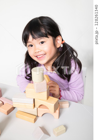 積み木で遊ぶ子ども 128261340