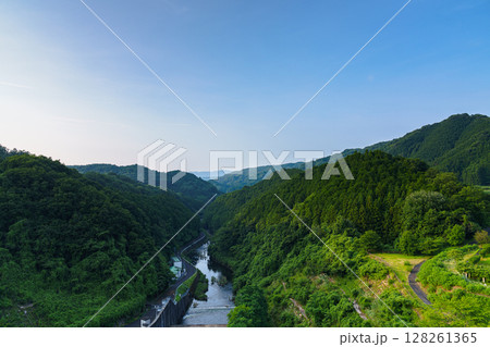 盛夏の奈良布目ダム　ダム北側布目川下流域の風景　遠景の笠置の山と深い緑に覆われた渓谷① 128261365