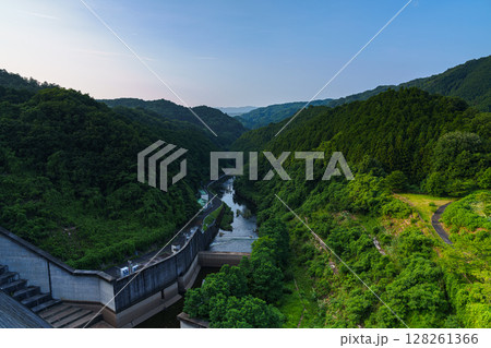 盛夏の奈良布目ダム ダム北側布目川下流域の風景 遠景の笠置の山と深い緑に覆われた渓谷② 盛夏の奈良布目ダム ダム北側布目川下流域の風景 遠景の笠置の山と深い緑に覆われた渓谷② 128261366