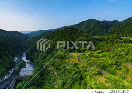 盛夏の奈良布目ダム ダム北側布目川下流域の風景 遠景の笠置の山と深い緑に覆われた渓谷③ 盛夏の奈良布目ダム ダム北側布目川下流域の風景 遠景の笠置の山と深い緑に覆われた渓谷③ 128261367
