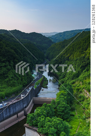 盛夏の奈良布目ダム ダム北側布目川下流域の風景 遠景の笠置の山と深い緑に覆われた渓谷➃ 盛夏の奈良布目ダム ダム北側布目川下流域の風景 遠景の笠置の山と深い緑に覆われた渓谷➃ 128261368