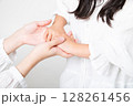手を繋ぐ親子 128261456