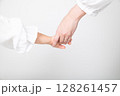 手を繋ぐ親子 128261457