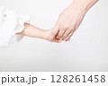 手を繋ぐ親子 128261458
