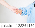 手を繋ぐ園児 128261459