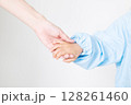 手を繋ぐ園児 128261460
